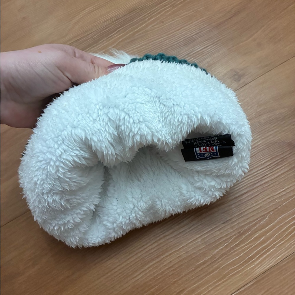 New Era Philadelphia Eagles women's cuffed knit hat with a faux-fur pom. - Picture 3 of 4